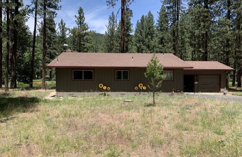 Plumas Eureka Estates Casa | ¡Nuevo listado! Cabaña en el río, con impresionantes vistas