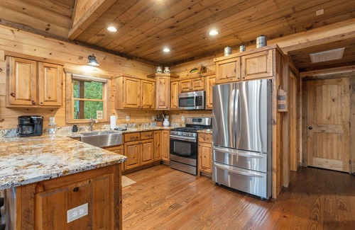 Blue Ridge Cabina | River Front! Pool Table! Riverfront Fire Pit! Hot Tub! BlueRidgeScenicRailway!