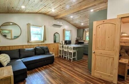 Cornelia Cabina | River Retreat Cabin