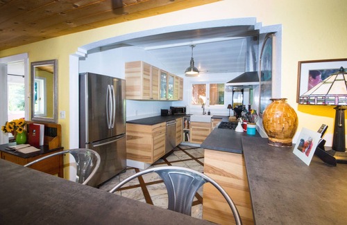 Northwood Cabaña | Riverfront Cottage en Sonoma Wine Country | Acceso a la playa y al río | Perro amistoso