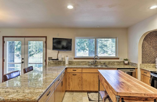 Crescent City Casa | ¡NUEVO! Crescent City Home w / Deck - 15 minutos a la playa