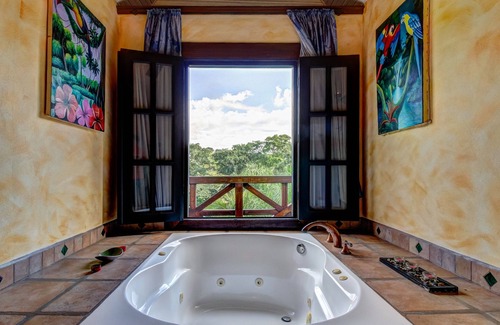 Bullet Tree Falls Casa | Retiro tropical frente al río con piscina y balcón compartidos, ¡ideal para excursiones de un día!