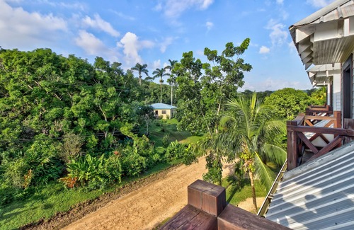 Bullet Tree Falls Casa | Retiro tropical frente al río con piscina y balcón compartidos, ¡ideal para excursiones de un día!