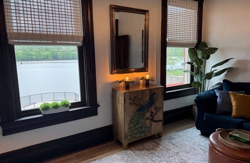 California Apartamento | Riverfront Retreat Stunning View