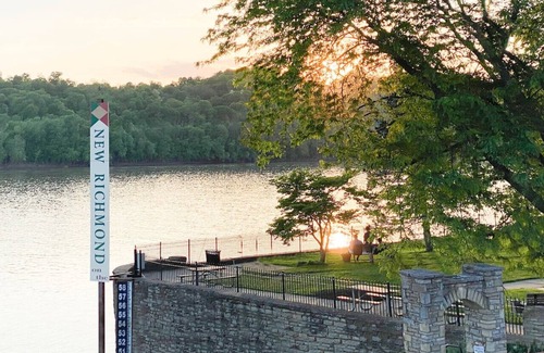 California Apartamento | Riverfront Retreat Stunning View