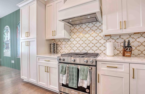 Hitch Village - Fred Wessels Homes Casa | Riverfront Retreats, Downtown