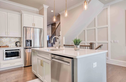 Hitch Village - Fred Wessels Homes Casa | Riverfront Retreats, Downtown