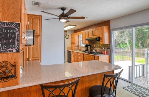 Palatka Casa | RIVERFRONT!! Scenic views, Dock, Boat Ramp, Kayaks, Firepit, Boating & Bass Fishing Paradise!