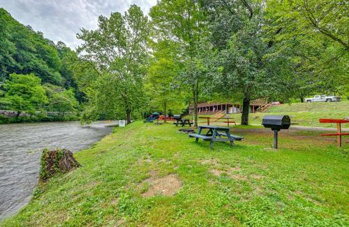 Bryson City Apartamento | Riverfront Smokies Retreat about 14 Mi to Railroad!