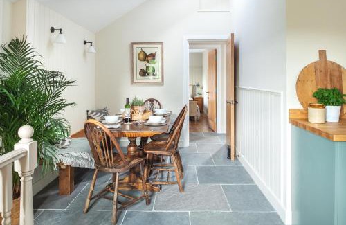 Bodmin Casa | Riverside cottage on private wildlife estate 3-bed