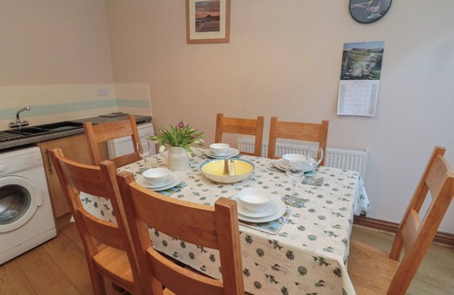 Warkworth Cabaña | RIVERSIDE COTTAGE, pet friendly, with open fire in Warkworth