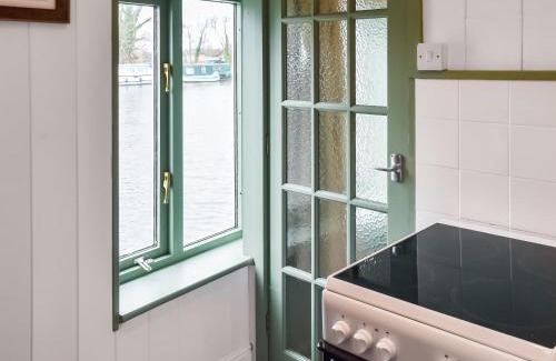 Beccles Casa | Riverside Retreat