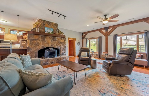 Pearisburg Casa | Riverside retreat with hot tub, scenic views, rustic charm & open-plan luxury – perfect escape!