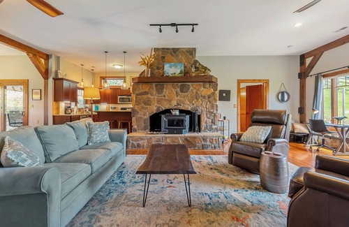 Pearisburg Casa | Riverside retreat with hot tub, scenic views, rustic charm & open-plan luxury – perfect escape!