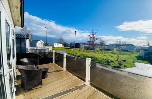 Dogdyke Casa | RJ Luxury caravan hire 2 with Hot Tub