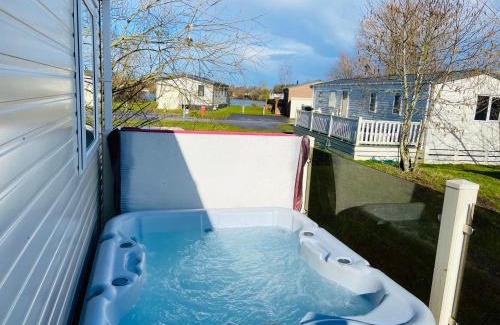 Dogdyke Casa | RJ Luxury caravan hire 2 with Hot Tub