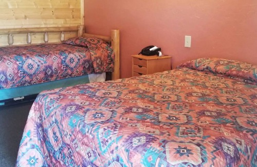 Aladdin Cabaña | RM #6 Cozy 2 queen room in a country setting