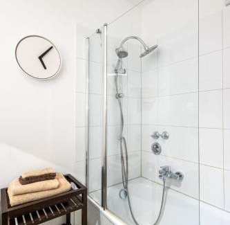 Suedviertel Apartamento | Rob's Suite - Zentrale Design-Suite am Opernplatz, 2 Zimmer, 2 Bäder und Top-Ausstattung