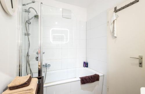 Suedviertel Apartamento | Rob's Suite - Zentrale Design-Suite am Opernplatz, 2 Zimmer, 2 Bäder und Top-Ausstattung