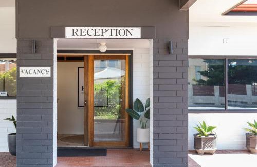 Waterhouse Hotel | Robe Central Motel
