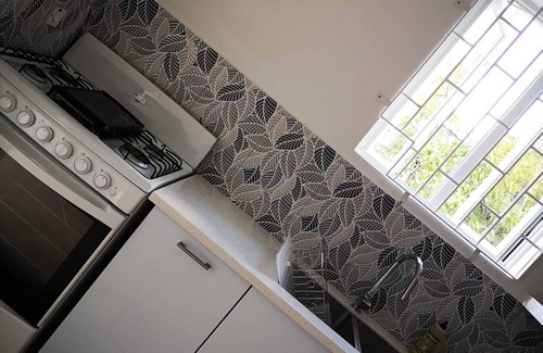Marine Gardens Cabaña | Rockley*Cottage*4mins Walk to Beach! Steps away from it all!