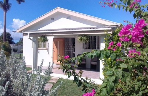 Marine Gardens Cabaña | Rockley*Cottage*4mins Walk to Beach! Steps away from it all!