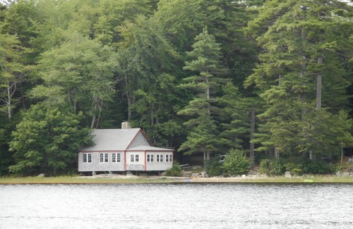 Damariscotta Cabaña | Rocky Point Cottage - Cottage único en las rocas del lago Pemaquid