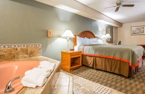 Delano Hotel | Rodeway Inn Delano