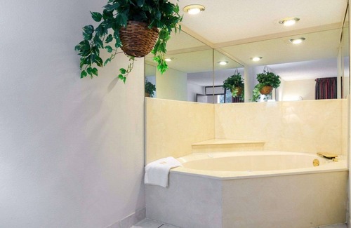 Norcross Hotel | Rodeway Inn Norcross