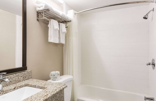 Delaware Water Gap Hotel | Rodeway Inn & Suites Stroudsburg - Poconos