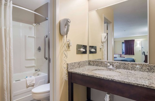 Monroeville Hotel | Rodeway Inn & Suites Monroeville - Pittsburgh