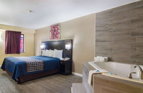 Monroeville Hotel | Rodeway Inn & Suites Monroeville - Pittsburgh