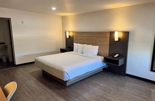 Thousand Palms Hotel | Rodeway Inn & Suites Thousand Palms - Rancho Mirage