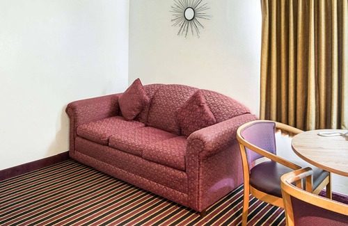 Austin Hotel | Rodeway Inn & Suites