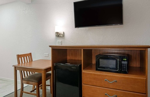 Terre Haute Hotel | Rodeway Inn