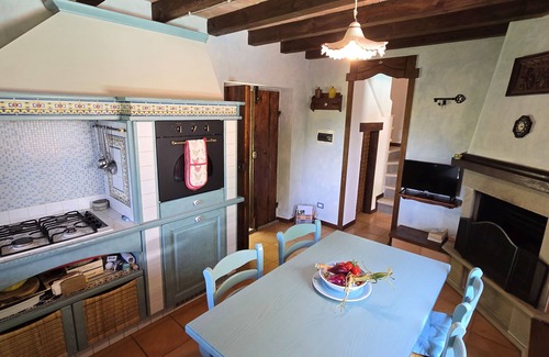 Castiglione di Garfagnana Cabaña | Romantic Tuscany villa with private pool in stunning location, complete privacy.