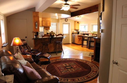 Asheville Casa | Romántico, a 8 km del centro de Asheville, privado, bañera de hidromasaje, chimenea, cercado