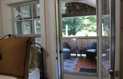 Asheville Casa | Escape romántico privado con bañera de hidromasaje y chimenea y patio cercado. (duerme 2)