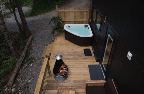 Sylva Casa | Romantic Getaway | Hot tub, Fire pit & Near Hiking