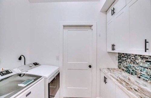 Vero Beach Casa | Romantic getaway! Pool home with hot tub ,Tiki Bar. Close Beaches , live music !