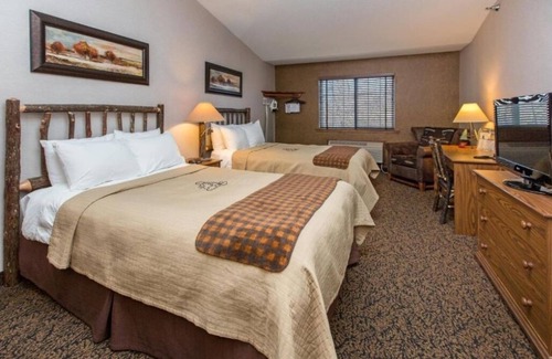 Onalaska Hotel | Romantic Getaway Spot: Whirlpool, Outdoor Patio & Nature Views