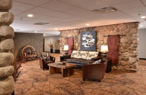 Onalaska Hotel | Romantic Getaway Spot: Whirlpool, Outdoor Patio & Nature Views