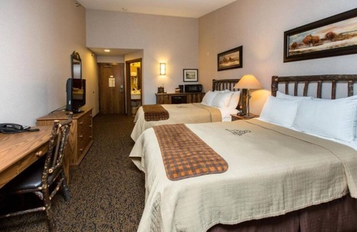 Onalaska Hotel | Romantic Getaway Spot: Whirlpool, Outdoor Patio & Nature Views