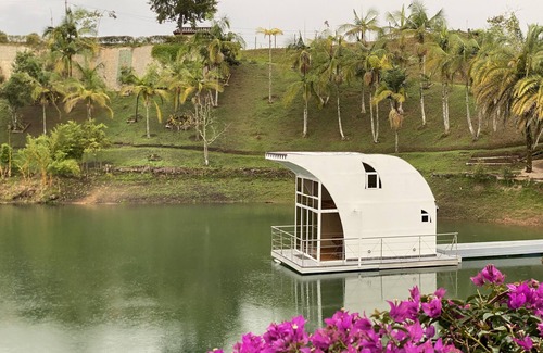 Guatape Alquiler De Eote | Romantic houseboat in nature and enjoy the simplicity of this quiet accommodatio