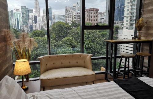 Golden Triangle Apartamento | Romantic Log Cabin - walk to KL Tower, KLCC, Bukit Bintang
