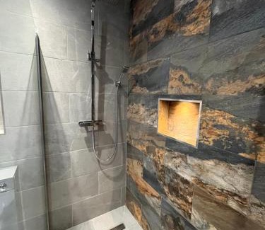 Aymestrey Apartamento | Romantic Log Cabin With Hot Tub