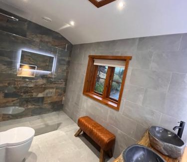 Aymestrey Apartamento | Romantic Log Cabin With Hot Tub