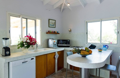 Les Terres Basses Villa | Escapada romántica, lujosa y tranquila para una pareja con vistas al mar y al atardecer de 200 °