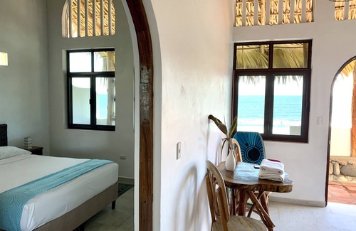 Tamanique Cabaña | Romántica Casita frente al mar con acceso directo a playa privada