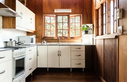 Broederstroom Cabaña | Romantic Stone Cottage overlooking the mountains.